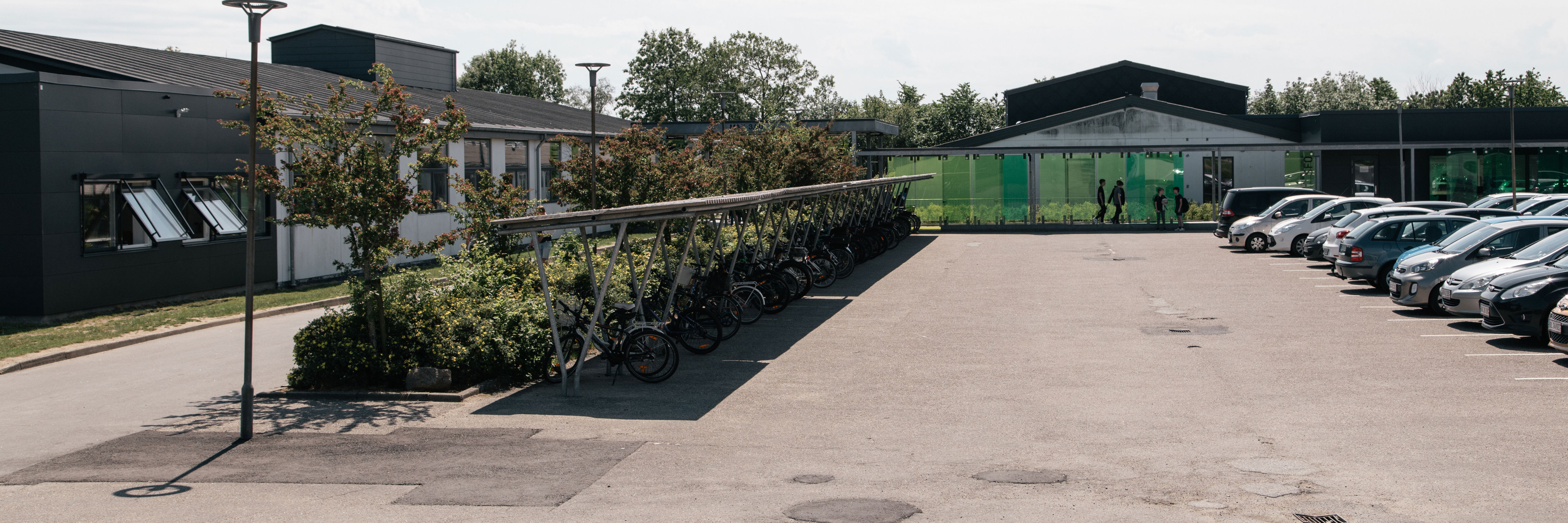 Billed af skolens P-plads