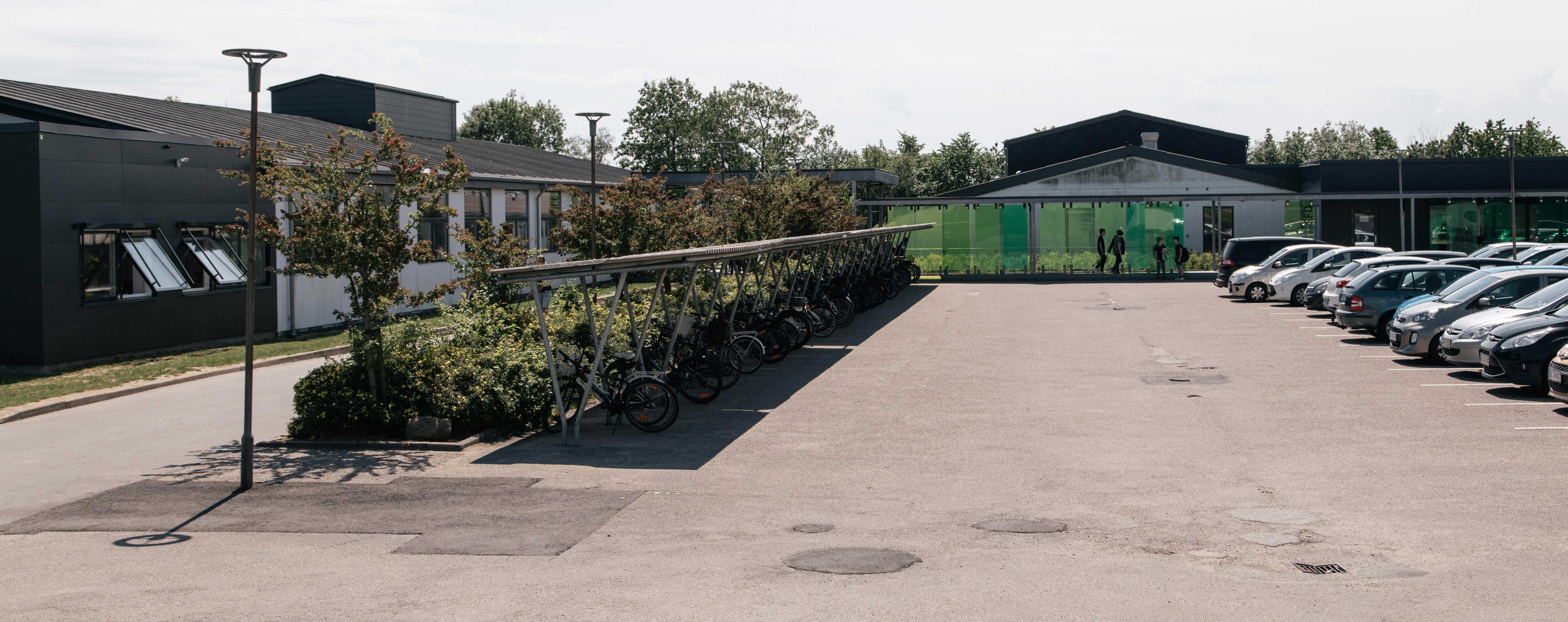 Billed af skolens P-plads